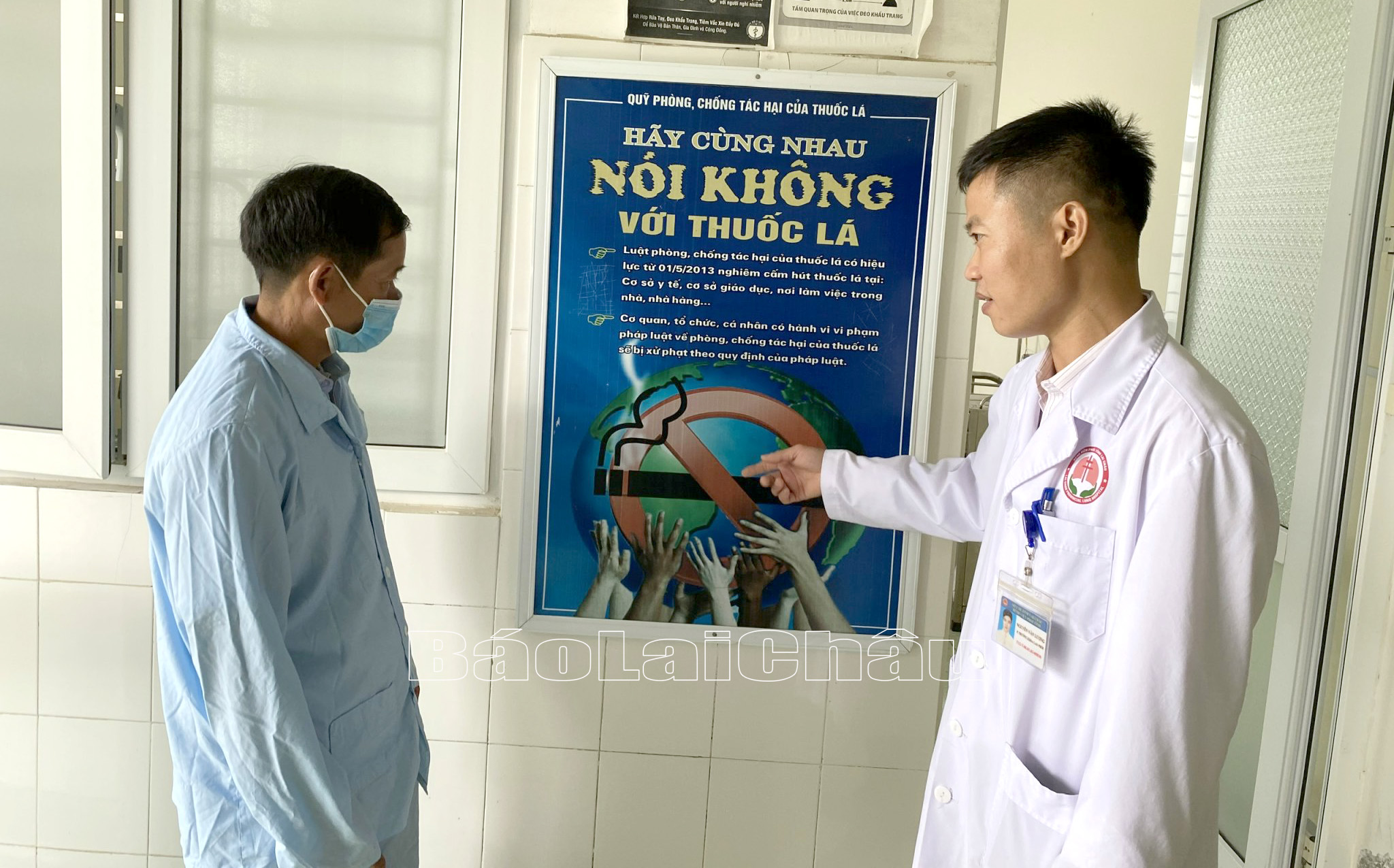 Các y, bác sỹ Bệnh viện Phổi tỉnh Lai Châu tuyên truyền cho người bệnh về tác hại của thuốc lá.